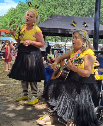 Straattheater duo Barbara Jelijs op de markt van Melk en Honing 2026